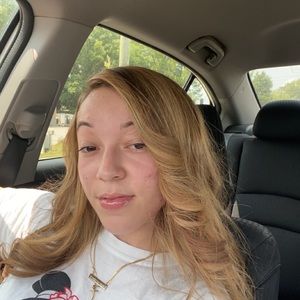 Meet your Posher, Caitlin